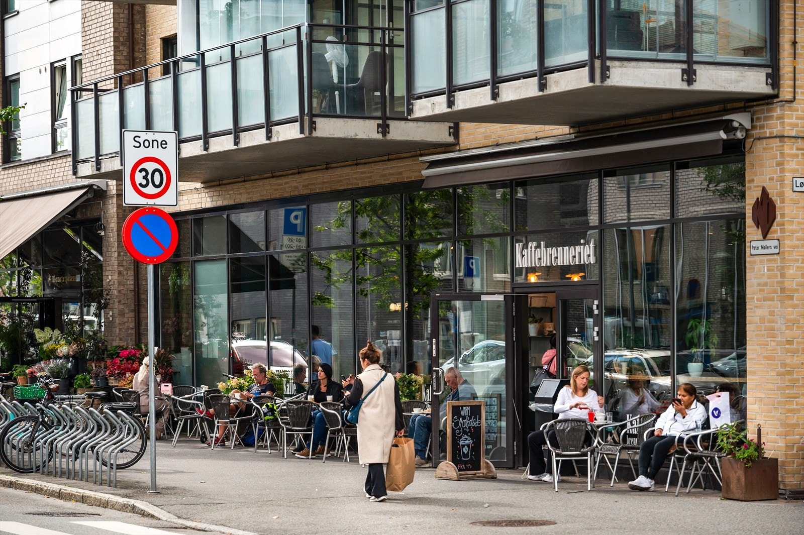 Løren har et godt utvalg av caféer og matbutikker. Galleribilde