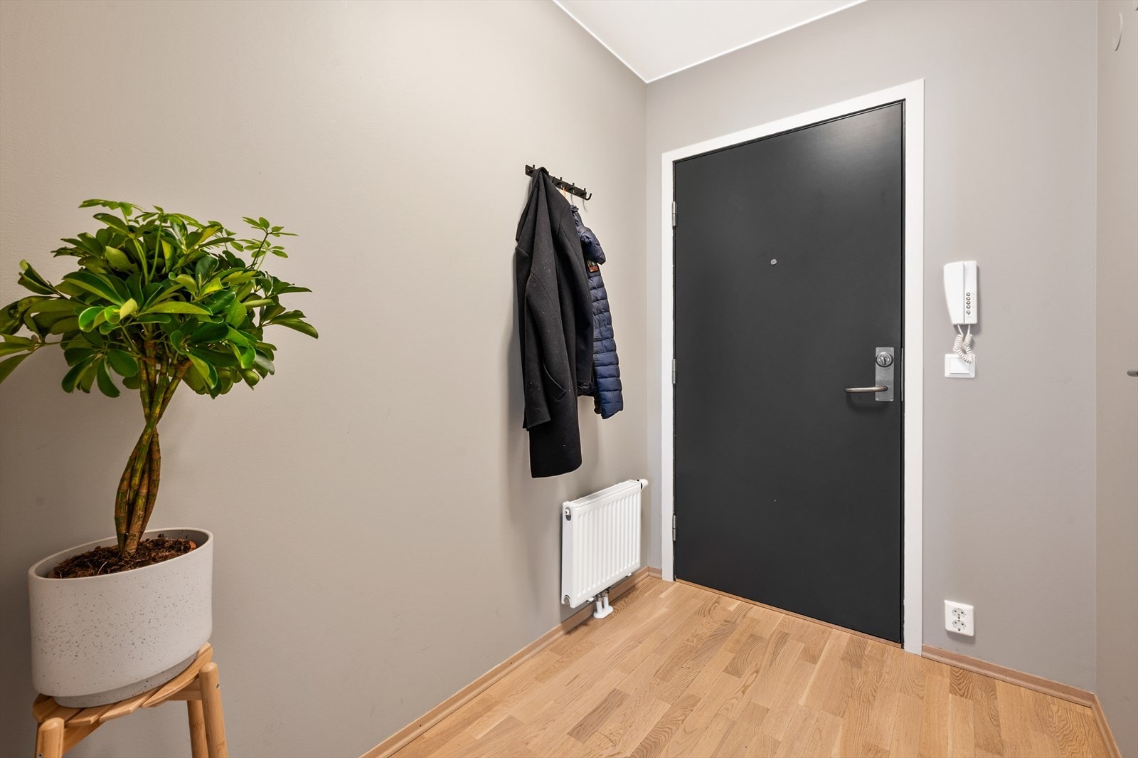 Velkommen inn. Romslig entré med plass til å sette fra seg sko og henge fra seg jakker. Galleribilde