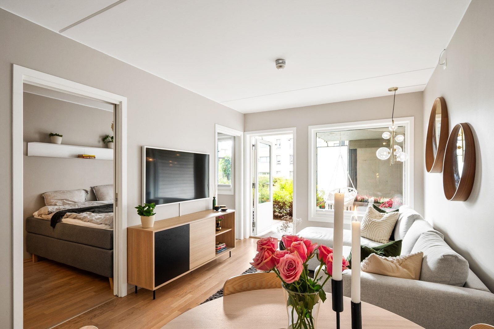 Fra stuen er det direkte adkomst til markterrassen som gir en flott forlengelse av stuen på sommerhalvåret. Galleribilde