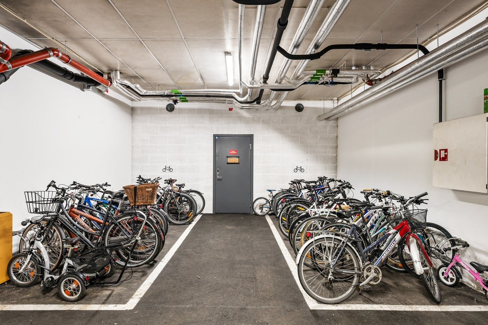 Borettslaget har egen sykkelparkering i garasje. Galleribilde