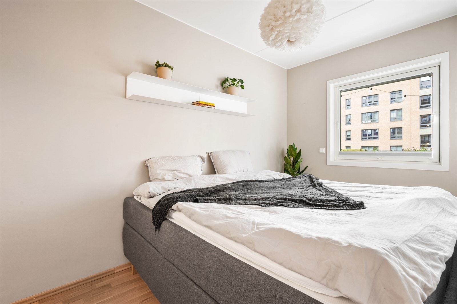 God plass til dobbeltseng og nattbord på begge sider. Galleribilde