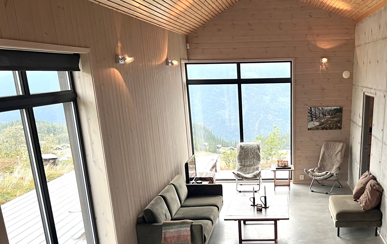 Store vindusflater - gir masse lys Galleribilde