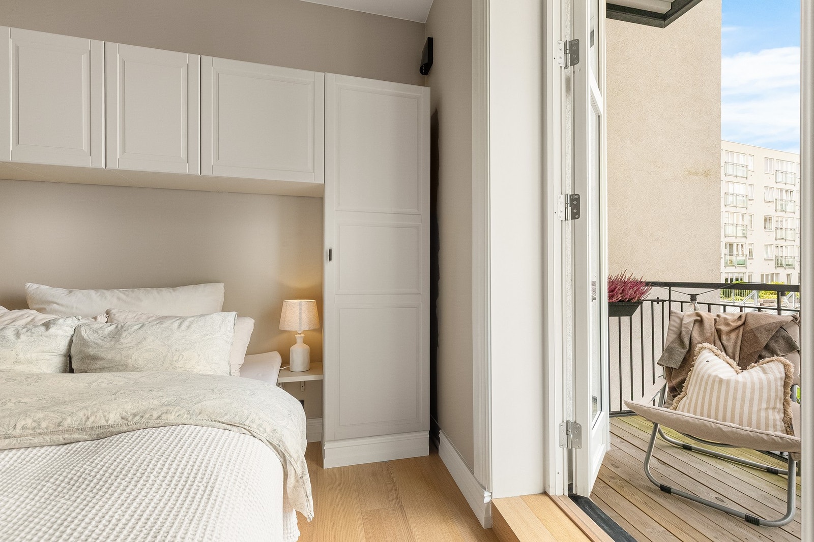 Garderobeskapet er tilpasset rommet og danner en naturlig ramme rundt sengen. Galleribilde