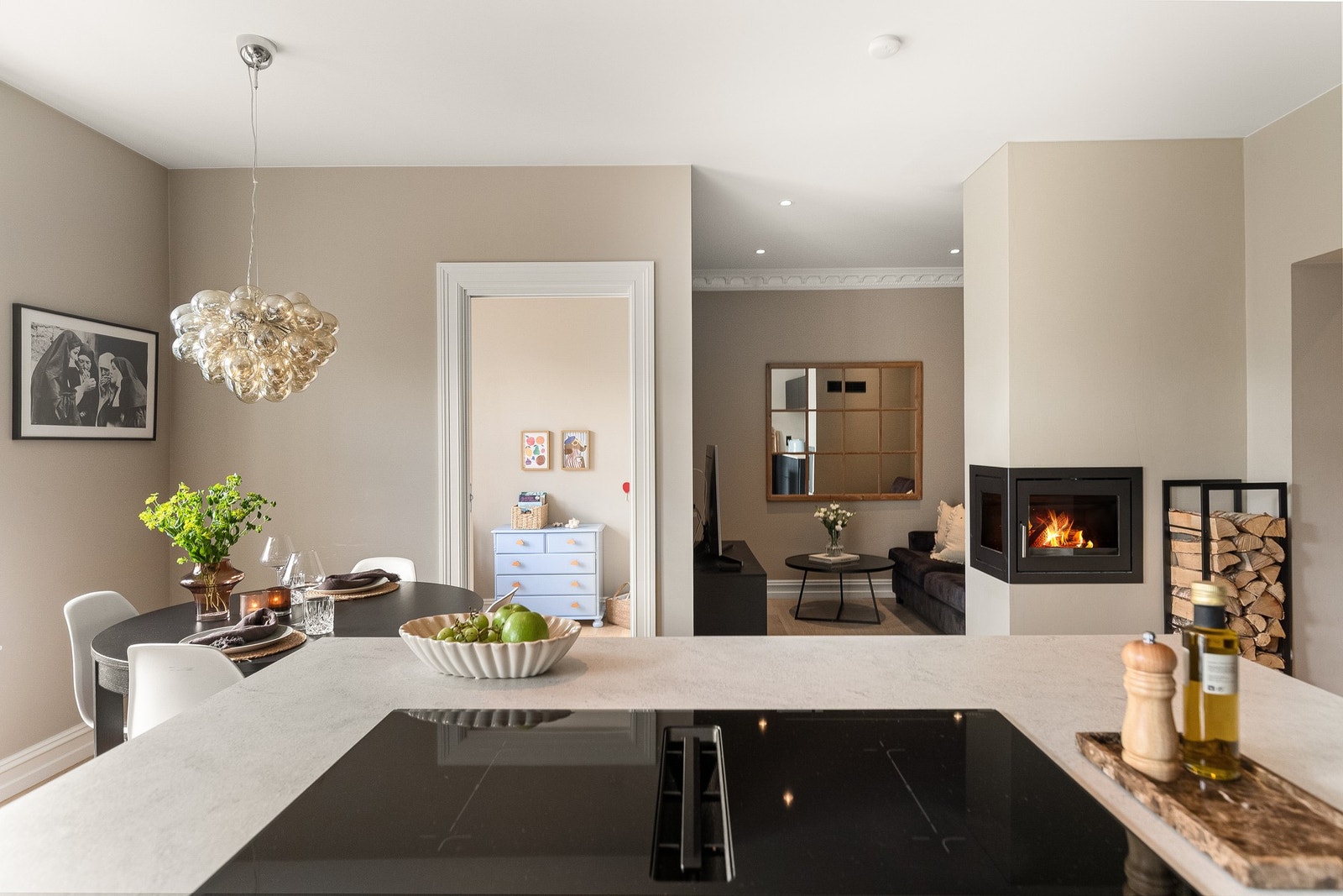 Kjøkkenøyen gir deg bedre arbeidsflyt mellom arbeidssonene og er et sosialt midtpunkt. Galleribilde