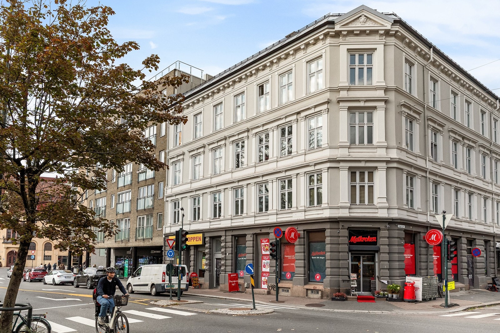 Her bor du i et veldrevet borettslag med god økonomi og vedlikeholdshistorikk. Dagligvarebutikk (Matkroken) i samme bygg. Galleribilde