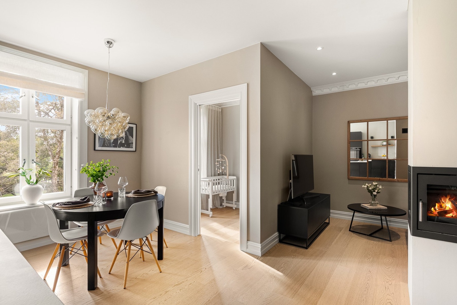 Lun varme fra peis, perfekt for høst- og vinterdager. Galleribilde