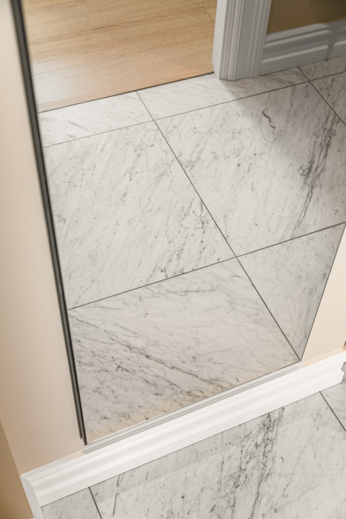 Eksklusiv marmor natursteinsfliser med varme i gulvet for ekstra komfort. Galleribilde