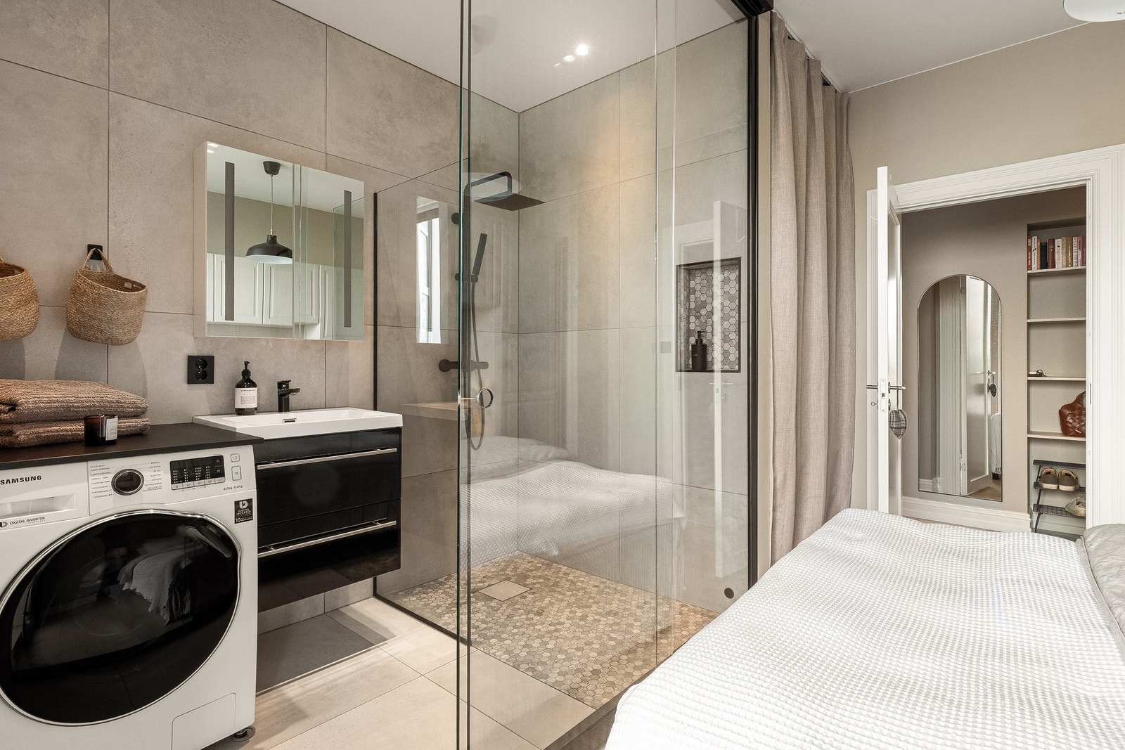 Unik løsning med glassvegg mellom soverom og bad. Galleribilde