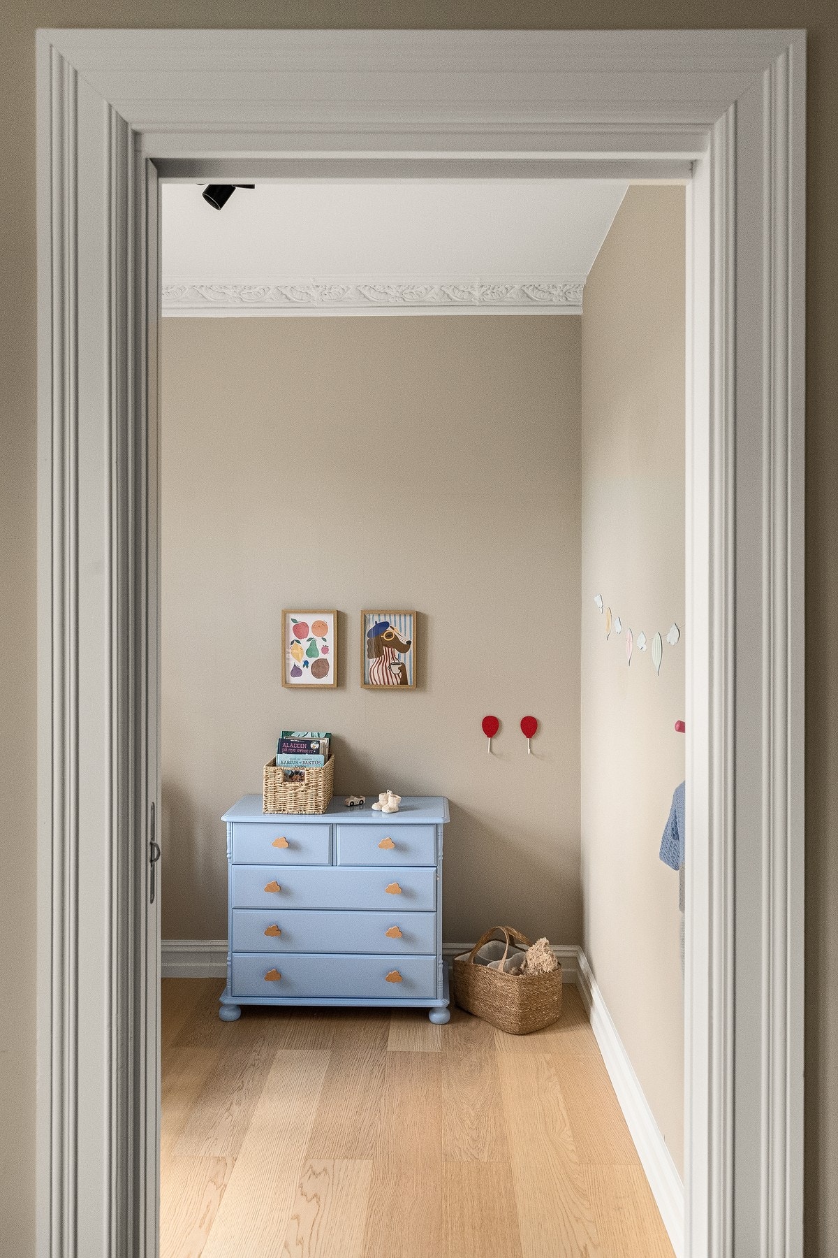 Detaljer som stukkatur og brede karmer tilfører rommet særpreg. Galleribilde