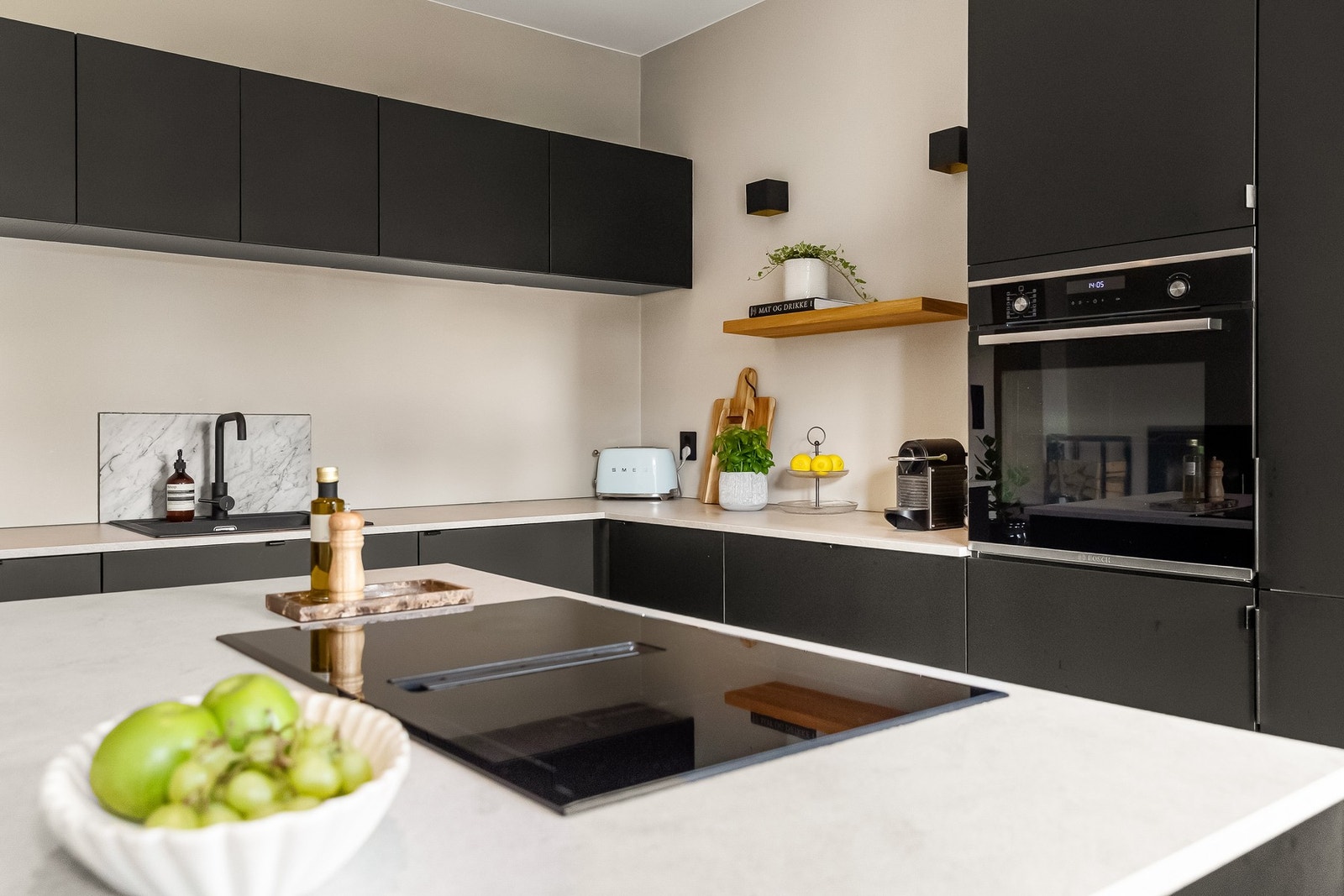 Innredningen er fra 2021 og har glatte fronter i sort utførelse kombinert med benkeplate av laminat. Galleribilde