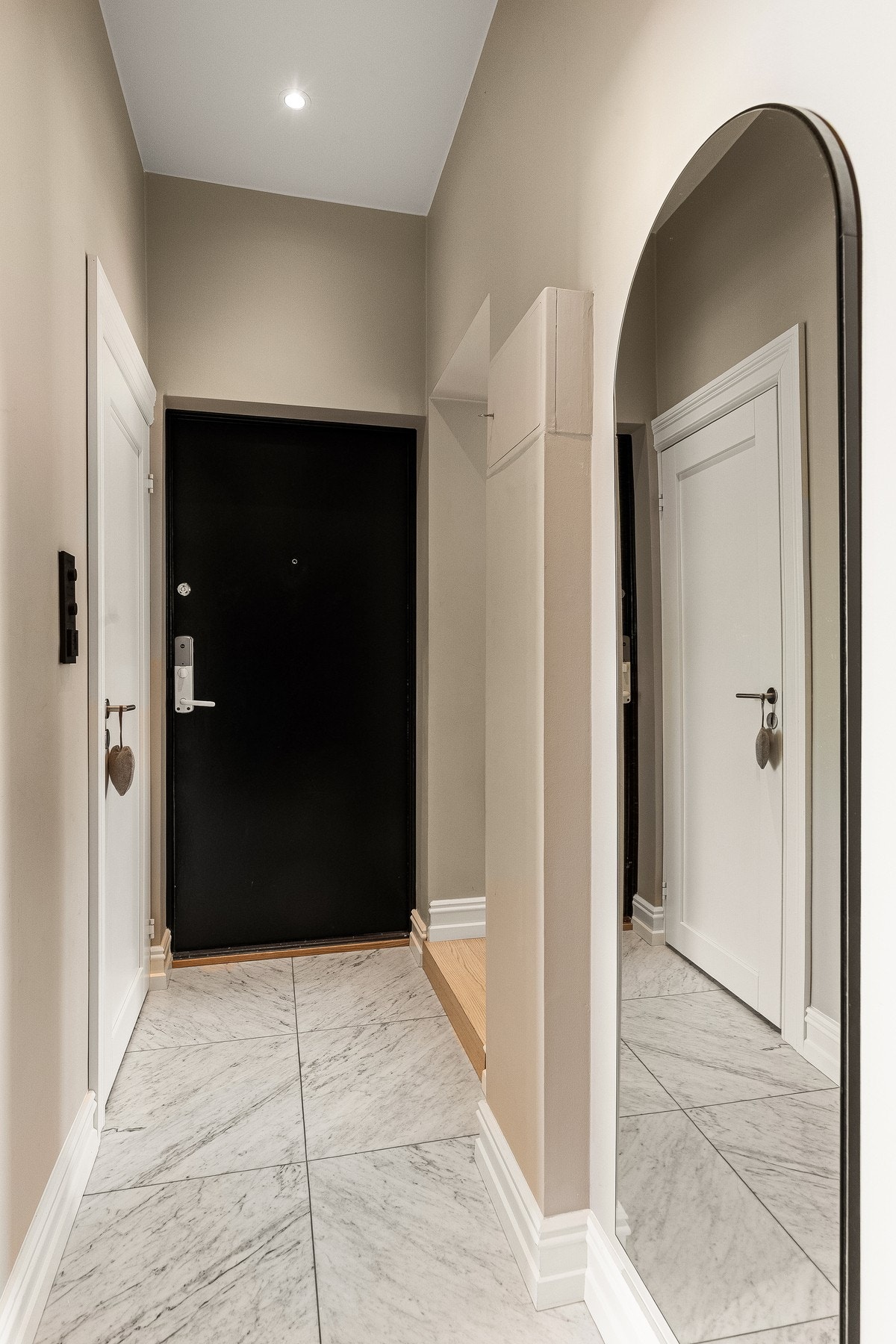 Innbydende entré som setter tonen for resten av leiligheten. Galleribilde