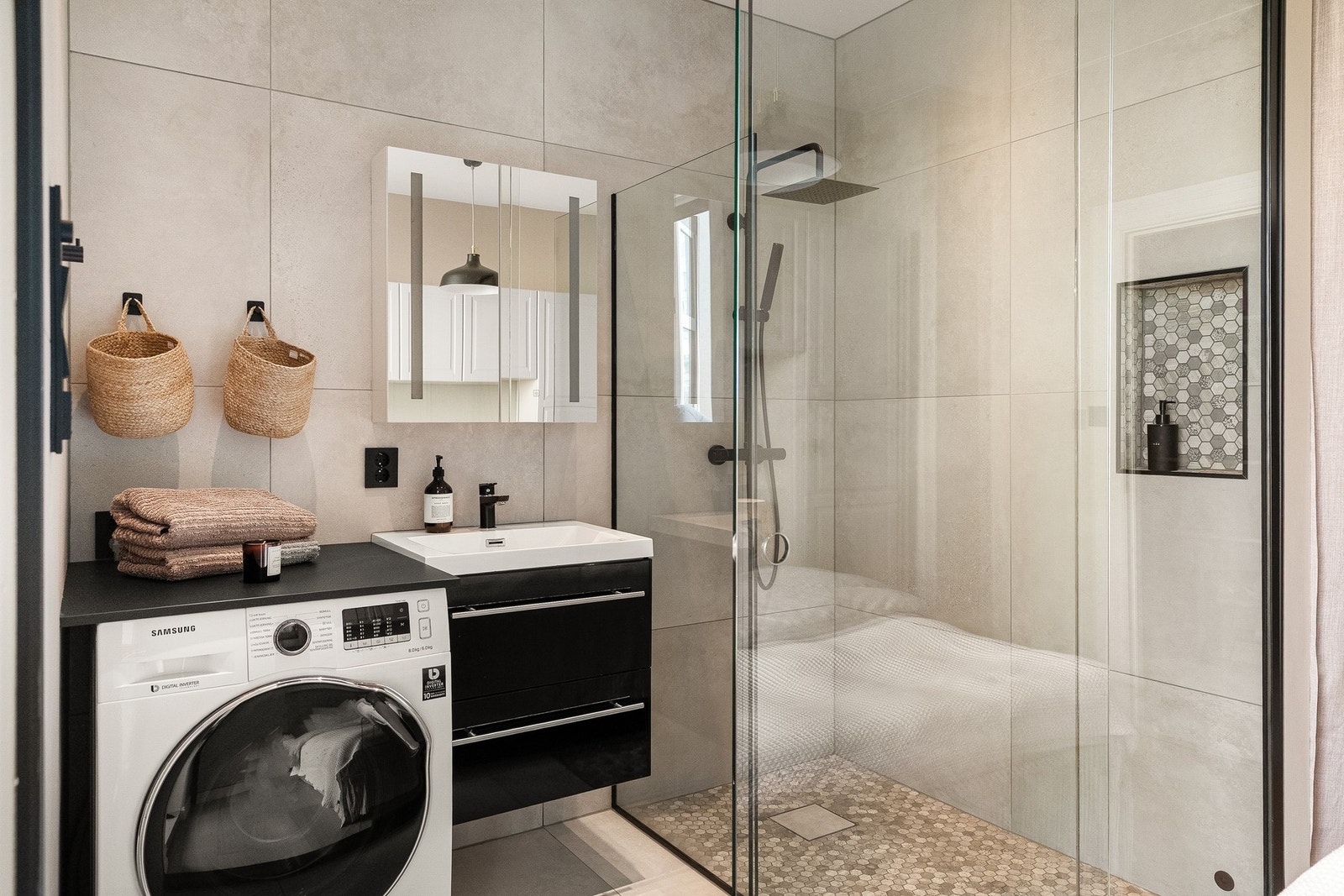 Lekkert bad fra 2021, hvor moderne løsninger møter tidløs eleganse. Galleribilde