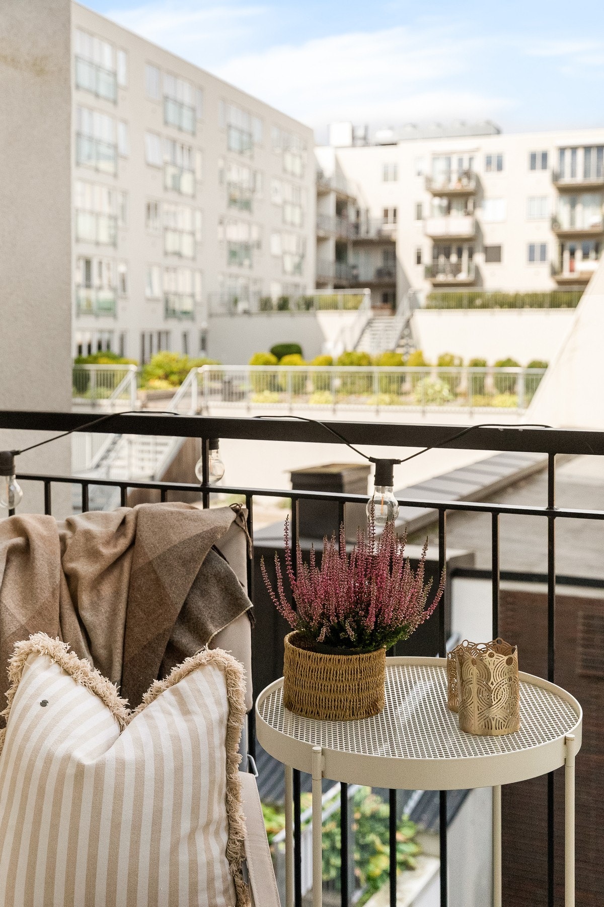 Balkongen har plass til et lite cafésett og grønne innslag. Galleribilde