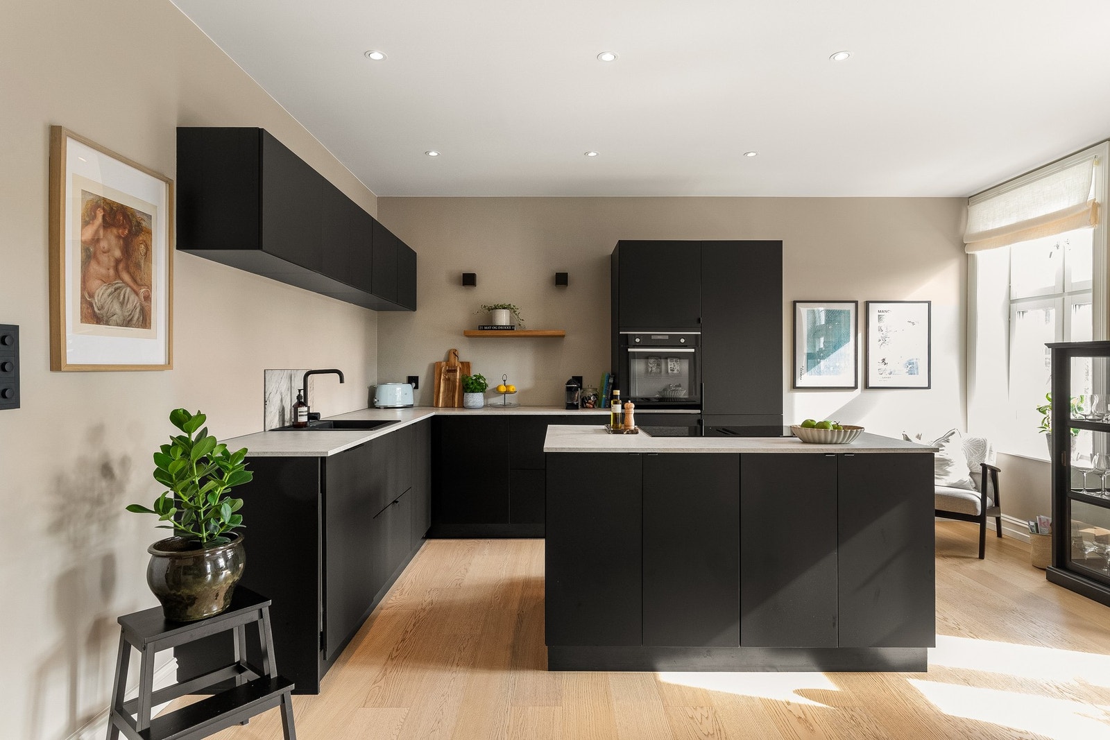 Boligen fremstår svært gjennomført med delikate kvalitetsmaterialer i alle rom. Galleribilde