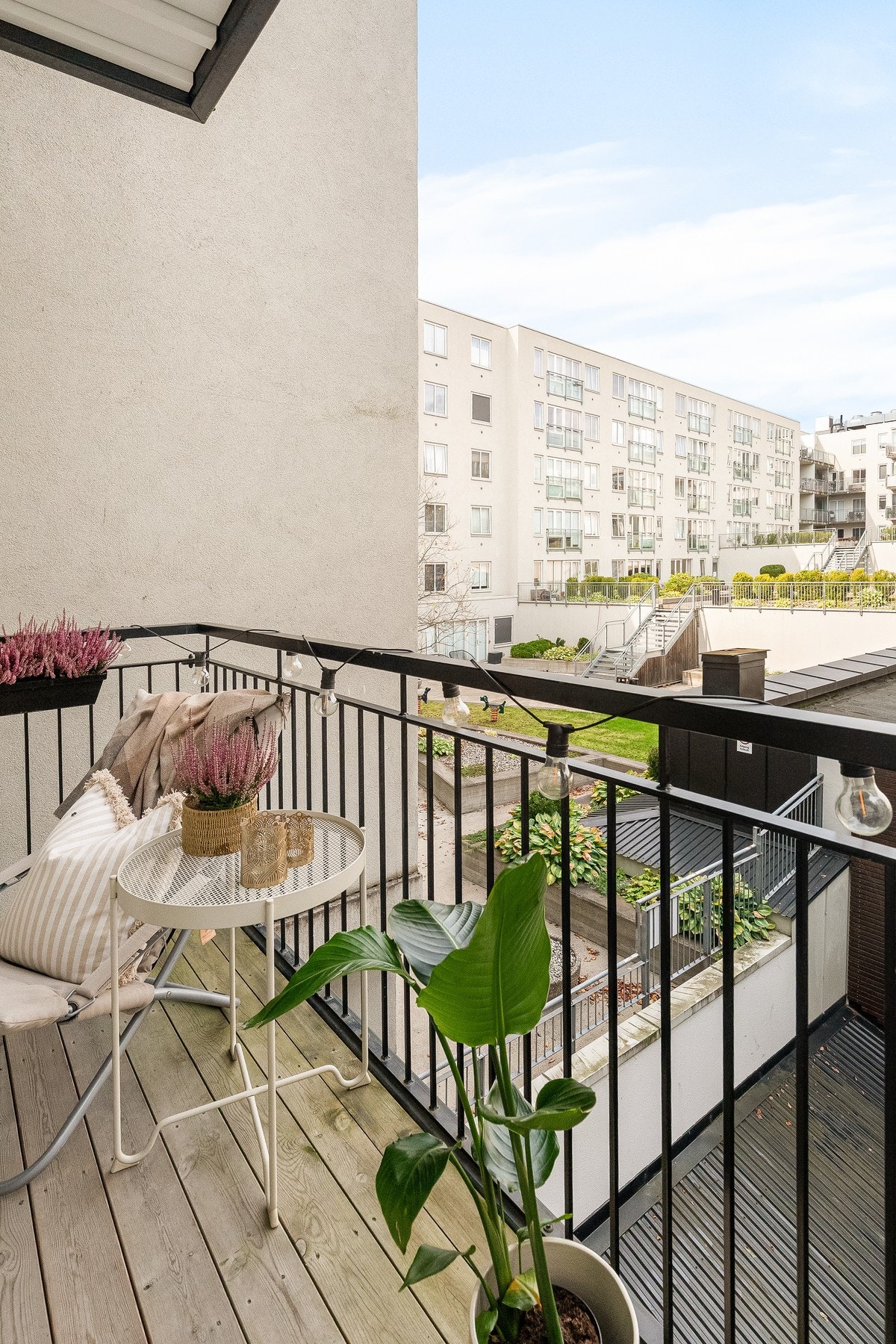 Her kan du nyte rolige omgivelser med utsyn over bakgård. Galleribilde