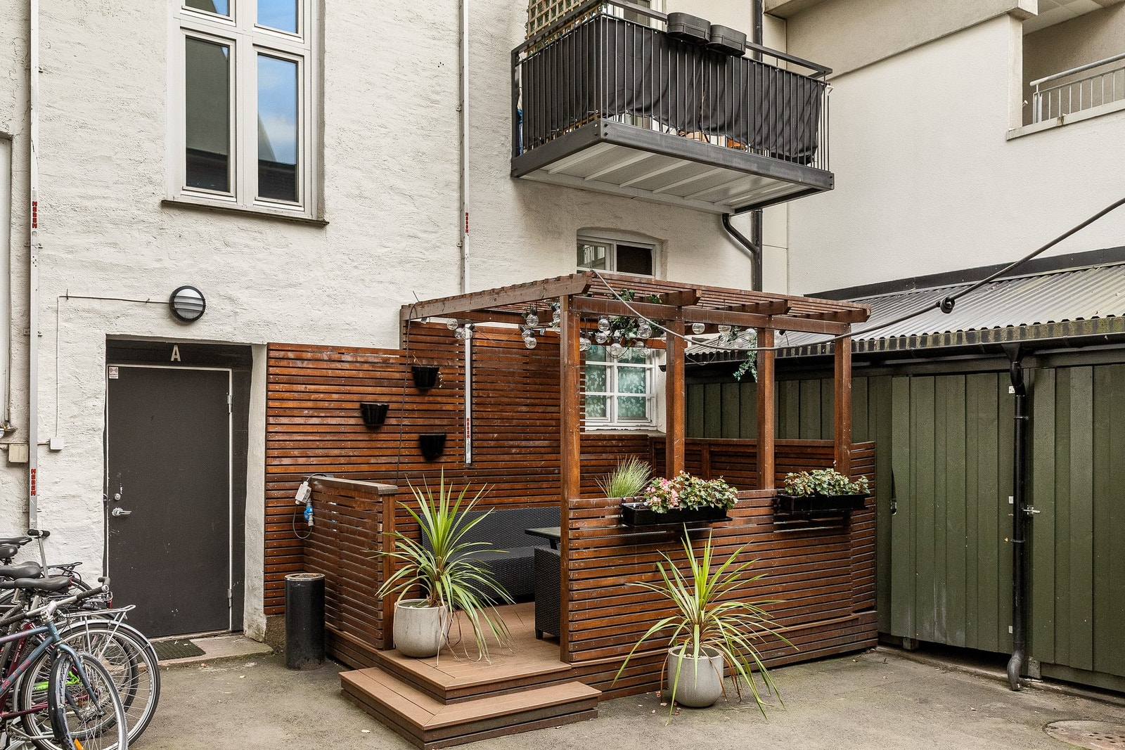 Borettslaget har et gårdsrom med pergola og sittegrupper. Galleribilde