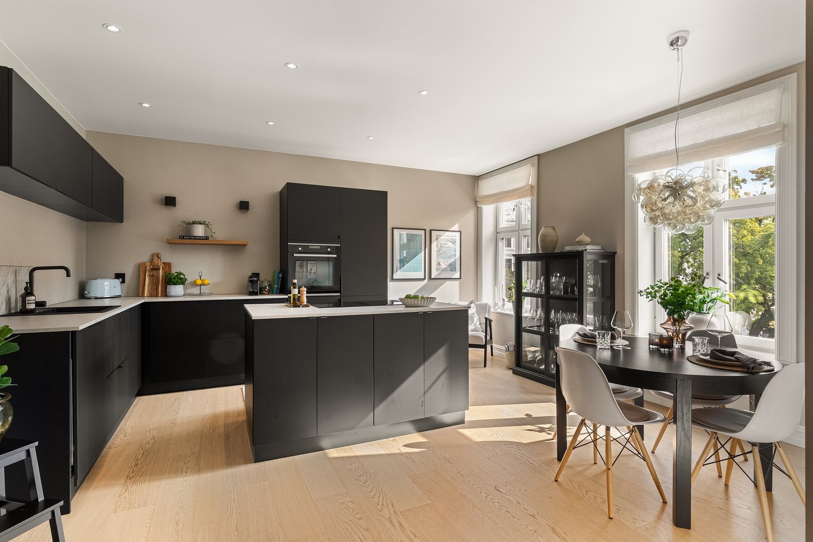 Leiligheten ligger i en klassisk bygård fra 1898 og ble pusset opp i sin helhet i 2021. Galleribilde