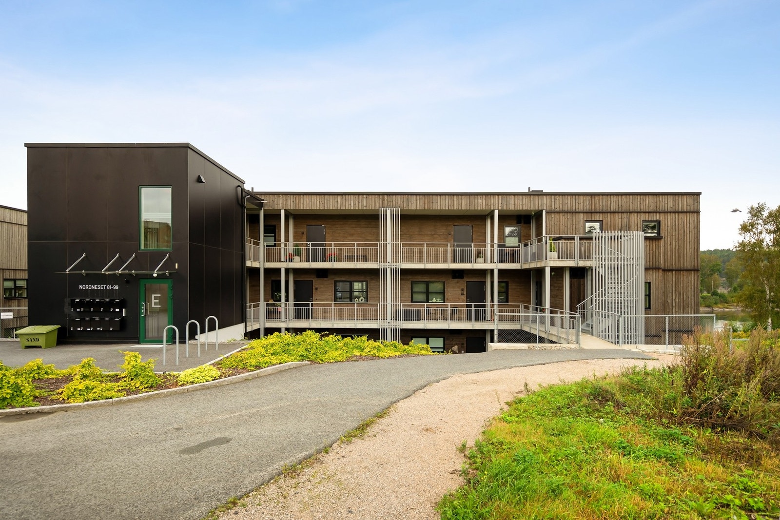 Det er inngang til andre etasje fra bakkeplan, og via entré med heis, samt utgang til svalgang. Galleribilde