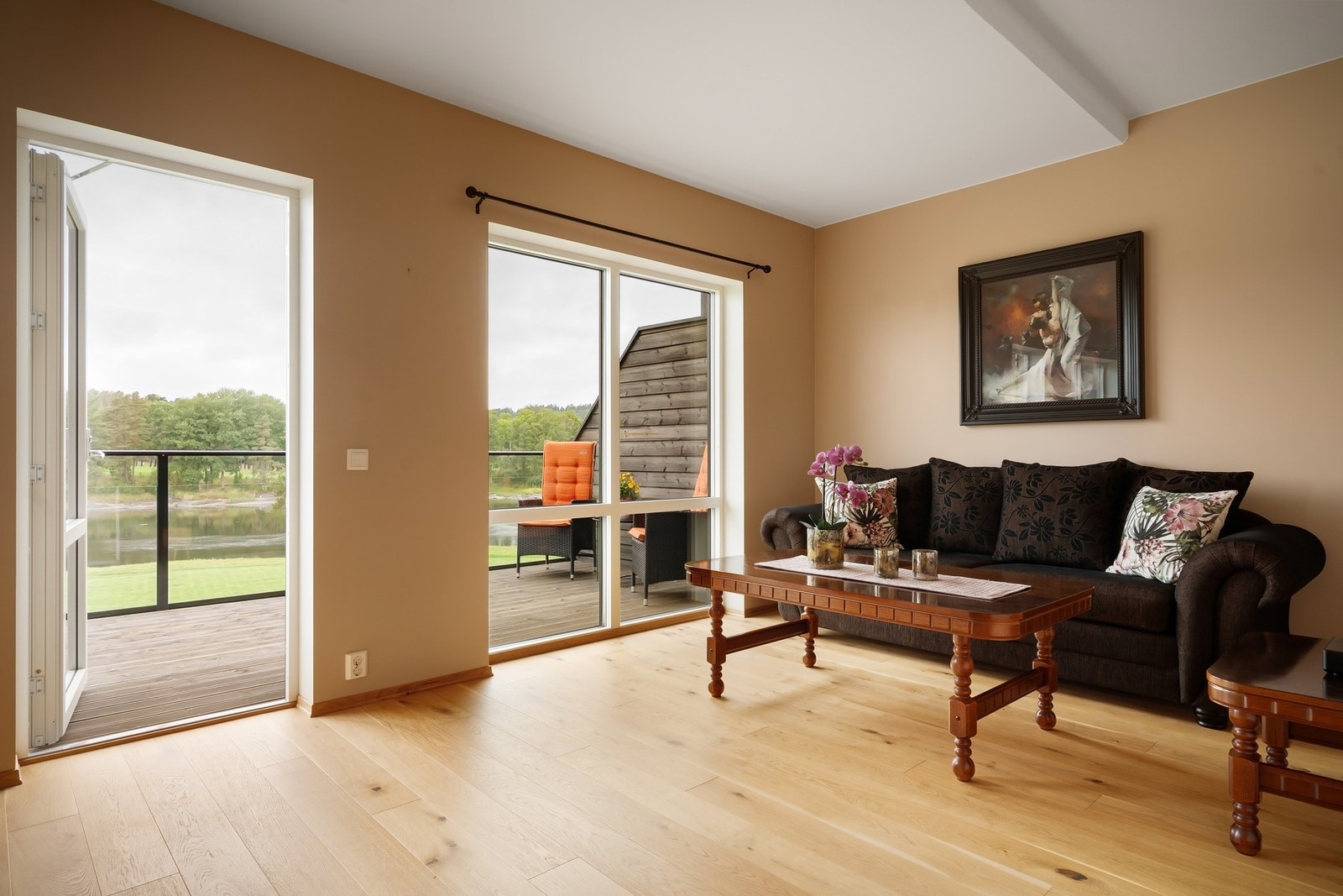 Herlig utsyn mot vannet fra sofakroken. Galleribilde