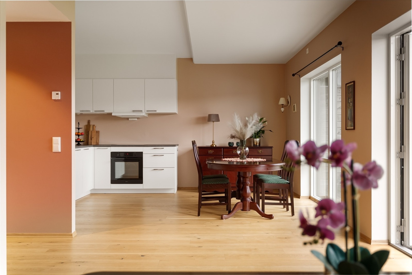 Det er åpen løsning mellom stuen og kjøkkenet. Galleribilde