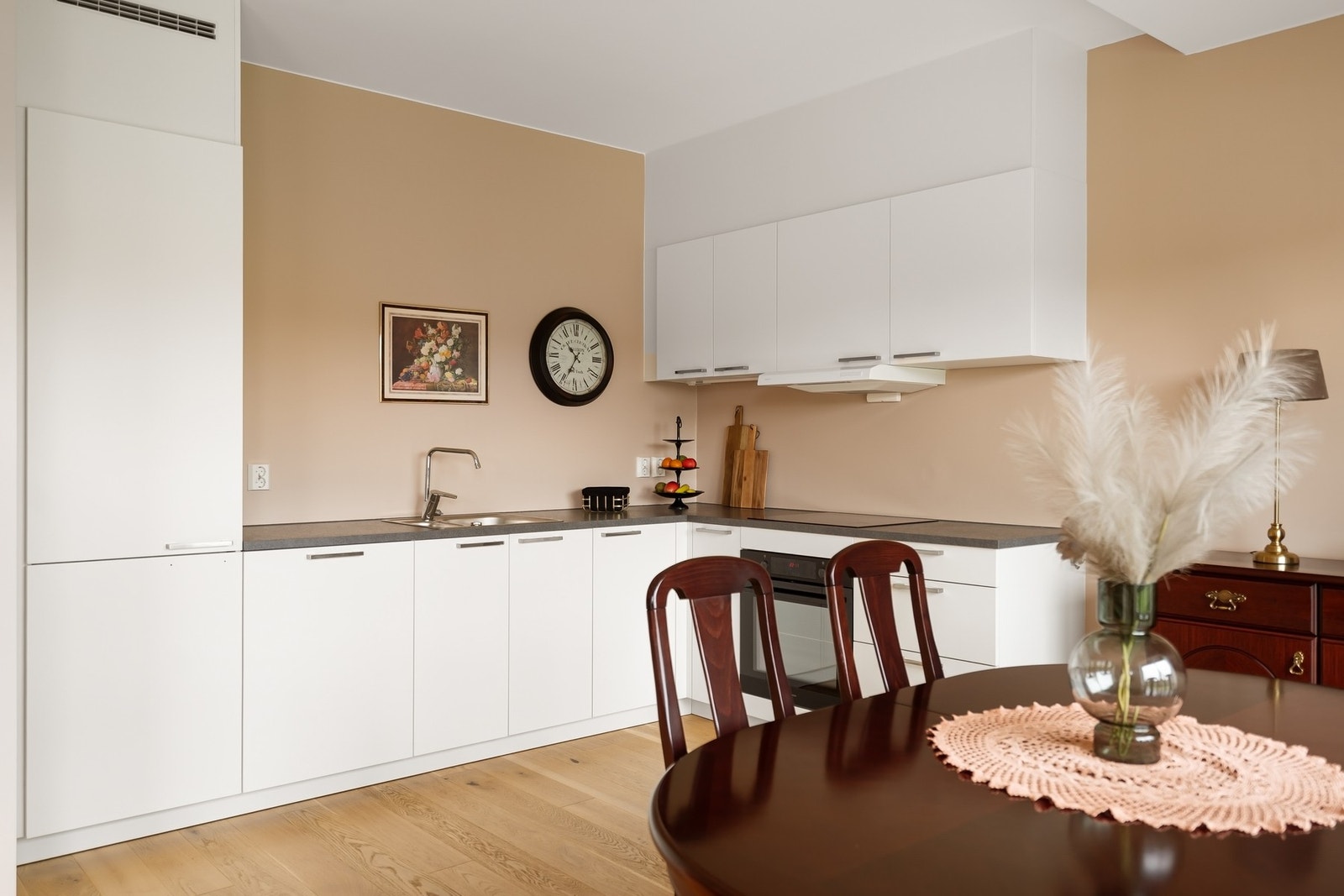 Plass til spisebord tilknyttet kjøkkenet. Galleribilde