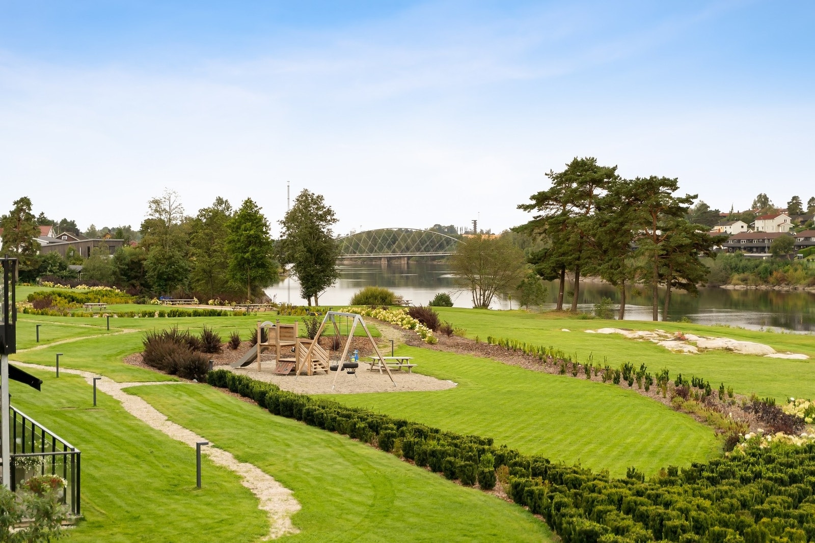 Utearealene er felles for borettslaget og er meget pent opparbeidet. Galleribilde