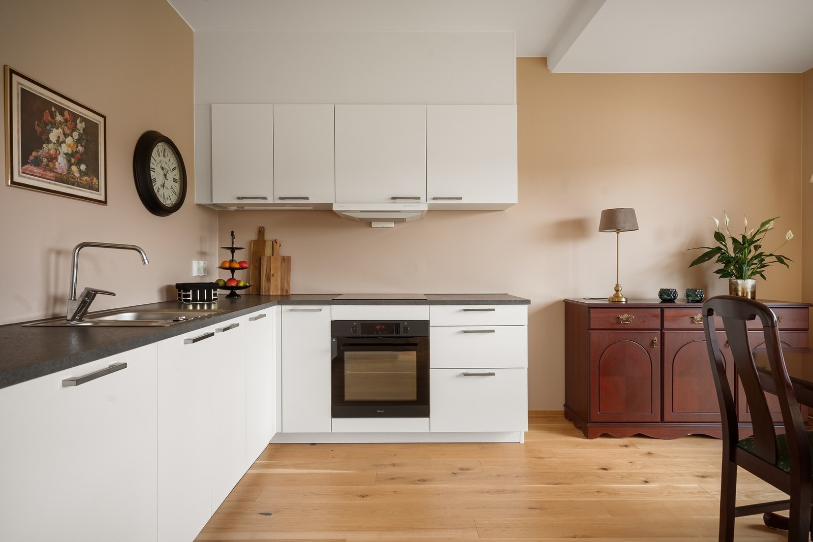 Kjøkkeninnredningen har integrerte hvitevarer, platetopp, stekeovn og kjøl- fryseskap. Galleribilde