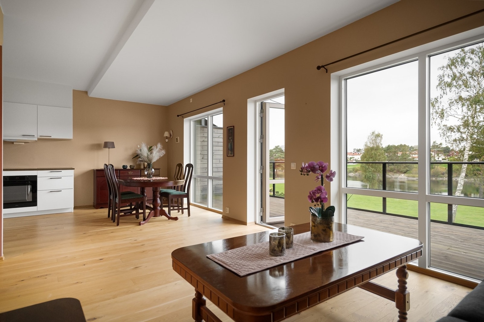 Den store verandaen forlenger stuen ytterligere på sommerhalvåret. Her er det god plass til gjester. Galleribilde