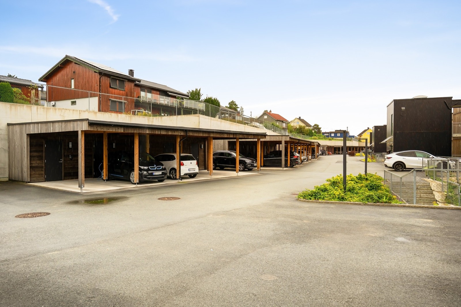 Det følger med en carport og tilhørende bod i enden. Galleribilde