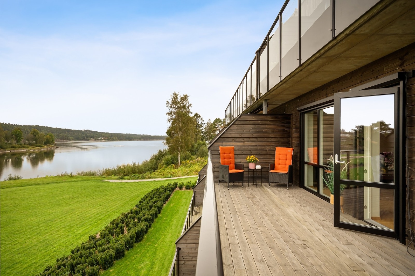 Romslig veranda med fin utsikt over fellesarealer og Glomma. Galleribilde