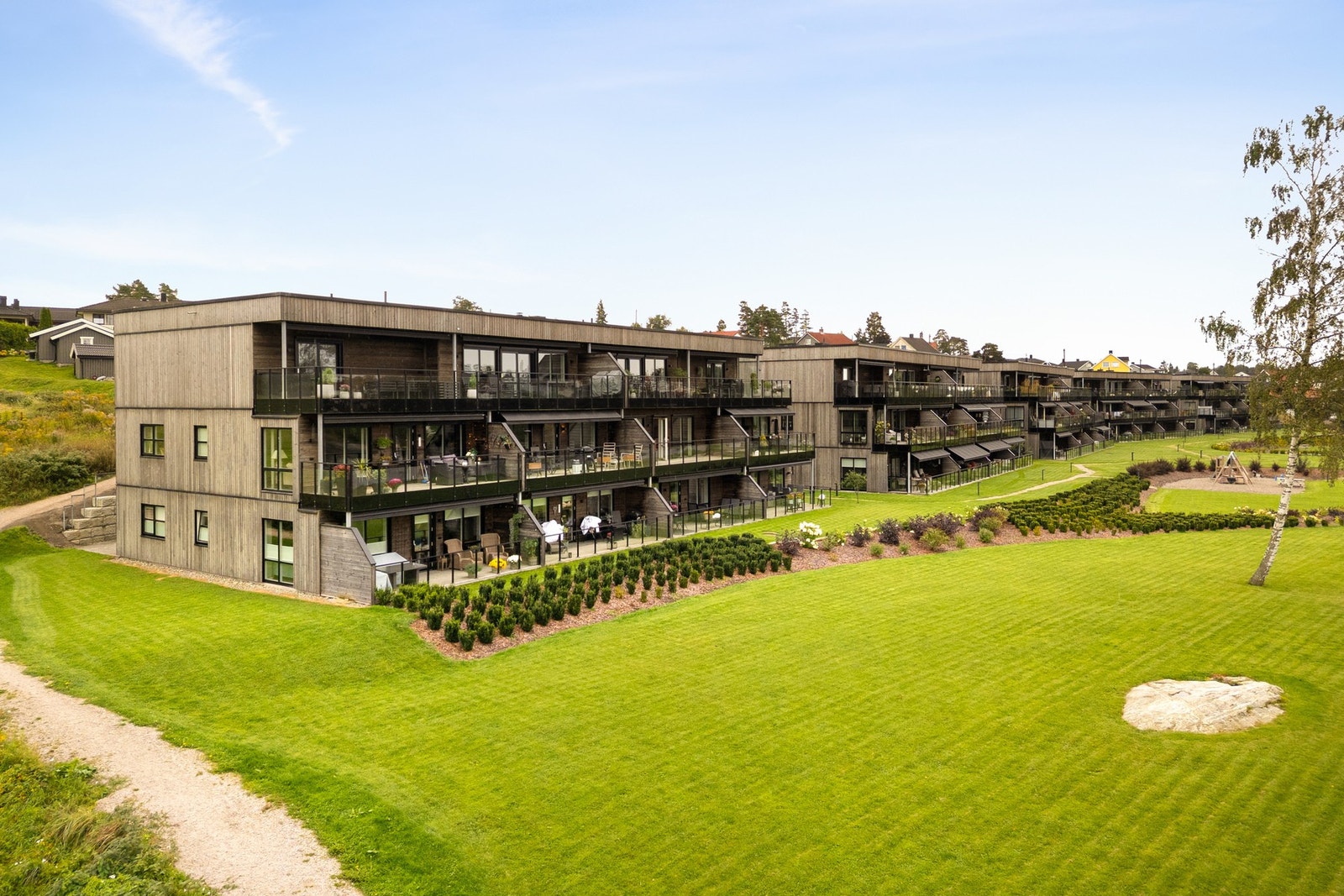 Leiligheten ligger i 2. etasje i et leilighetsbygg med tre etasjer som var oppført i 2022. Galleribilde