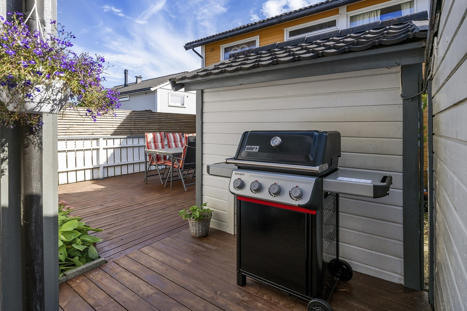 - Plass til både grill, spisebord og sittegruppe - Galleribilde