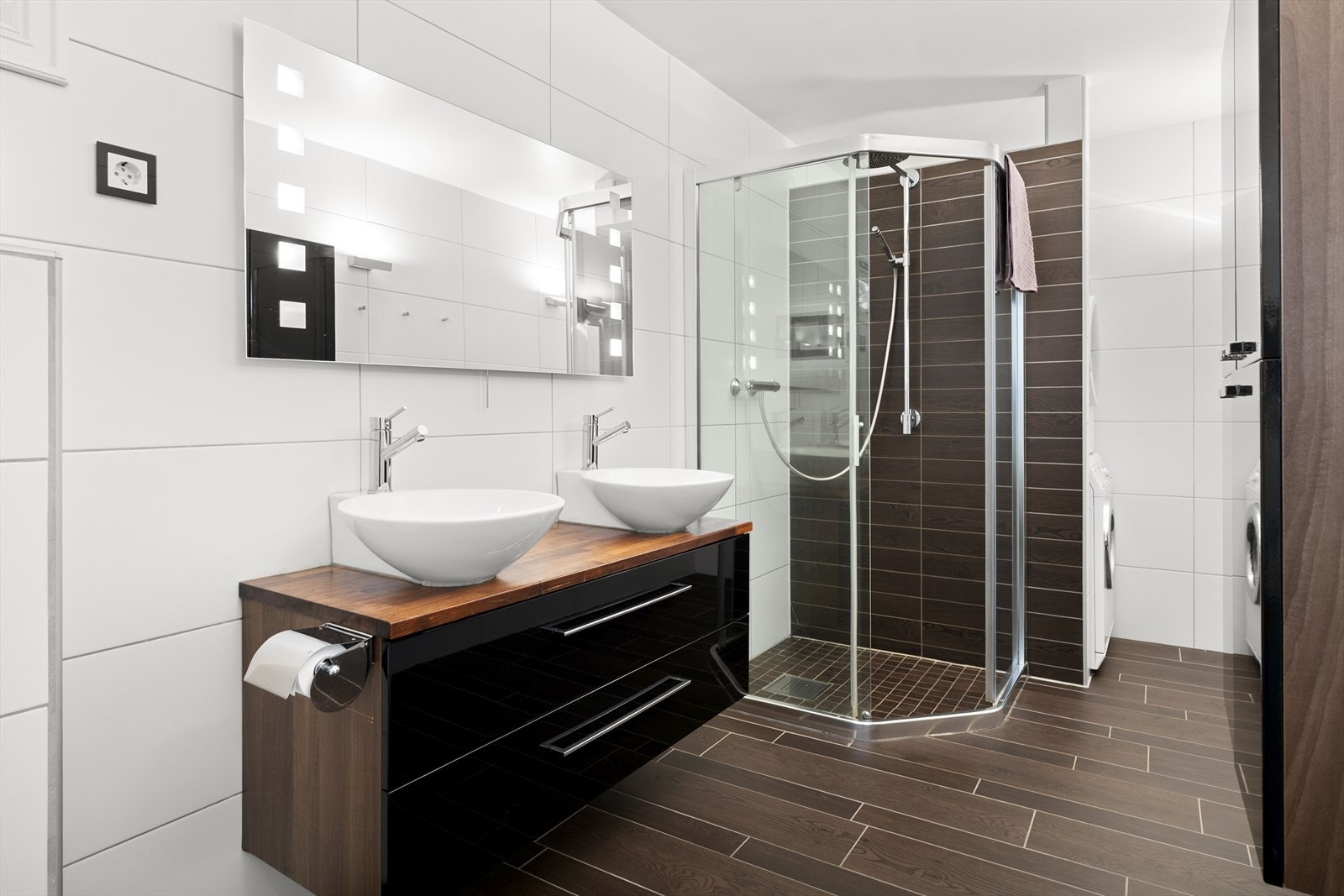 - Her er det dobbeltservant, vaskenisje, dusjhjørne og badekar for å nevne noe - Galleribilde