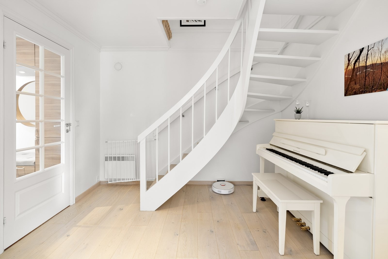 - Romslig gang like ved inngangspartiet - Galleribilde