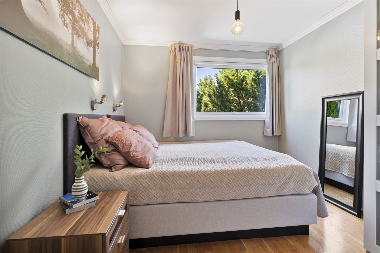 - Det er totalt tre soverom, alle med plass til dobbeltseng, skap og nattbord - Galleribilde