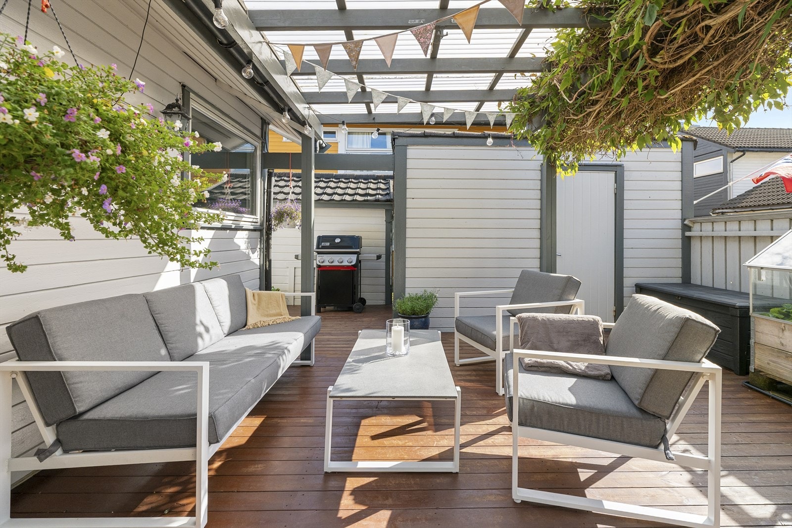 - Boligen har to uteplasser og to boder - Galleribilde