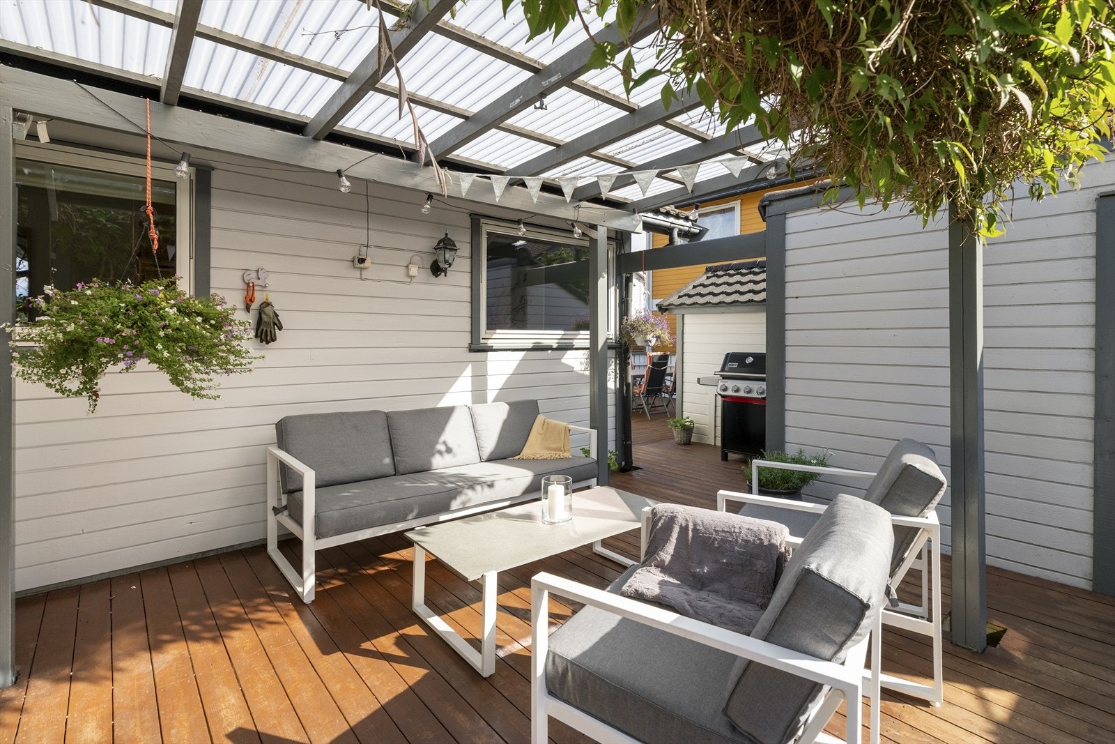 - Deler av terrassene er overbygget og sol fra morgen til kveld - Galleribilde