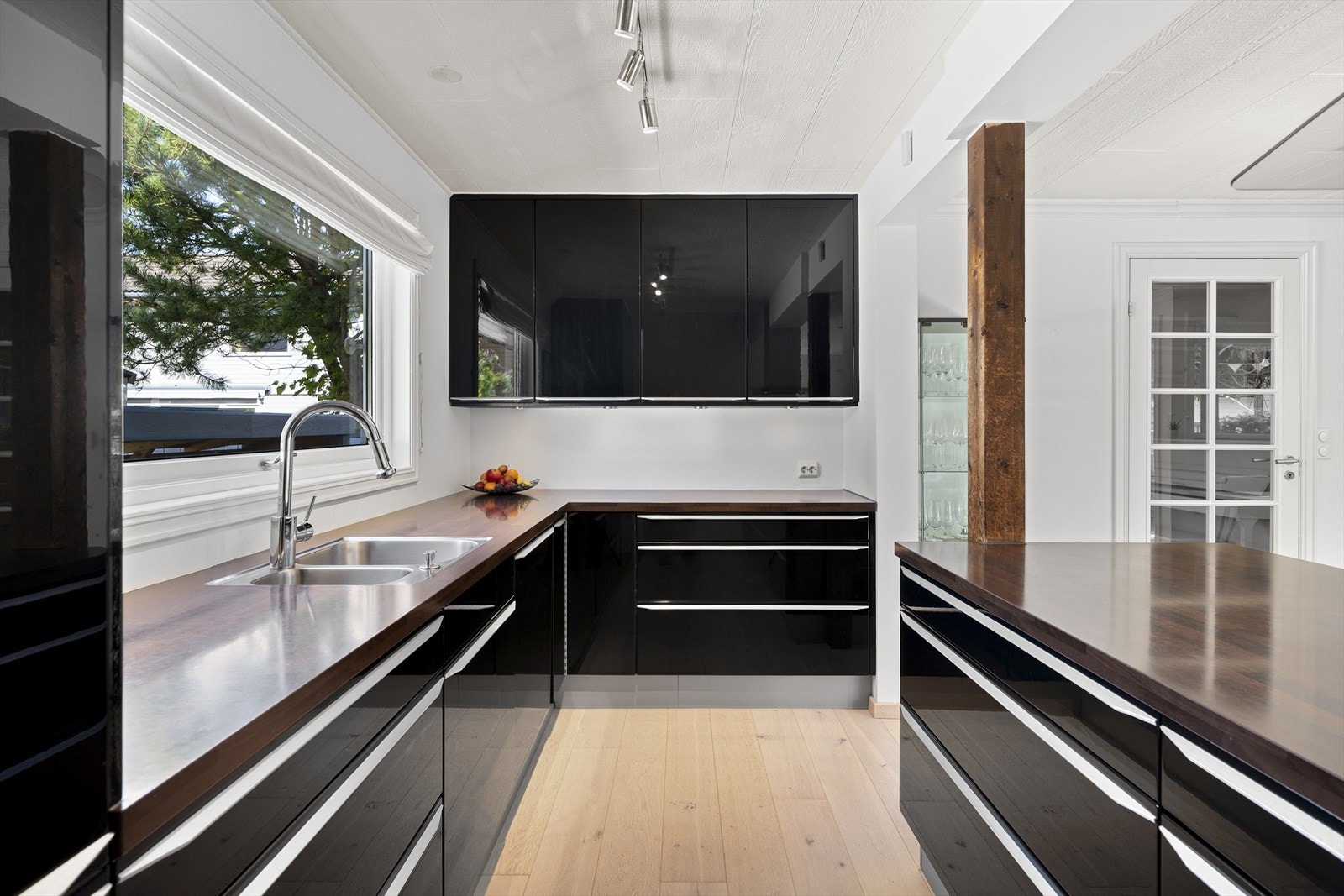 - Overskapene går helt opp til taket for maksimal utnyttelse - Galleribilde