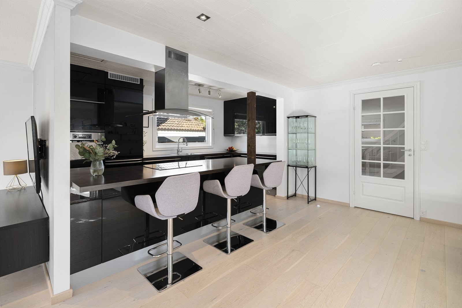 - Kjøkkenet er romslig med ekstra god benkeplass - Galleribilde