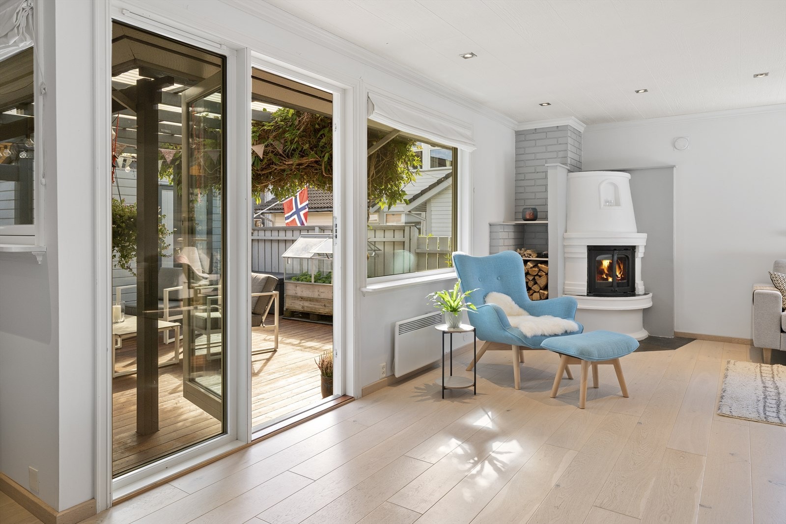 - Det er store vindusflater, peisovn og varmepumpe i stuen - Galleribilde