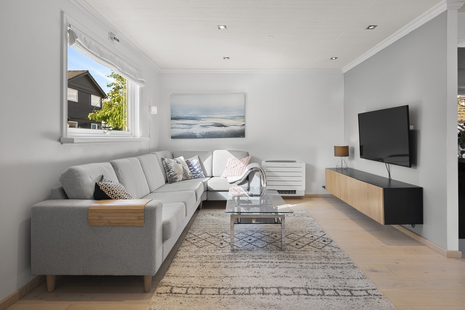 - Spotlights i himling og varmepumpe på vegg - Galleribilde