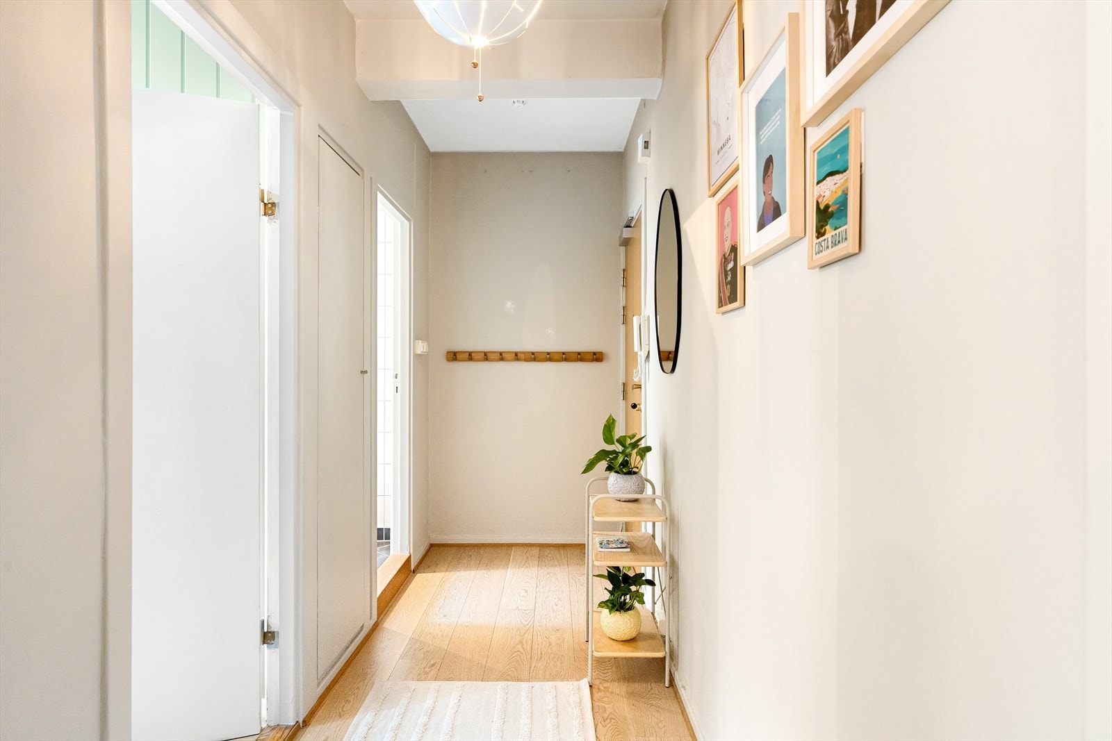 Leiligheten har en innbydende entré som gir et umiddelbart godt førsteinntrykk, med god plass til oppbevaring av yttertøy i det plassbygde skapet. Galleribilde