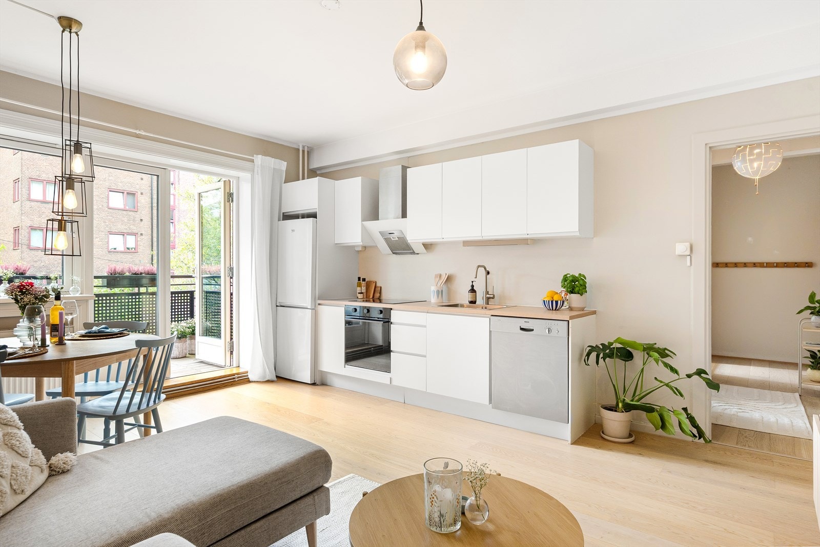 Gulvet er belagt med lys 1-stavs parkett, og overflatene er malt i delikate, lyse fargetoner - et stilrent utgangspunkt for å innrede med egne møbler og personlige detaljer. Galleribilde