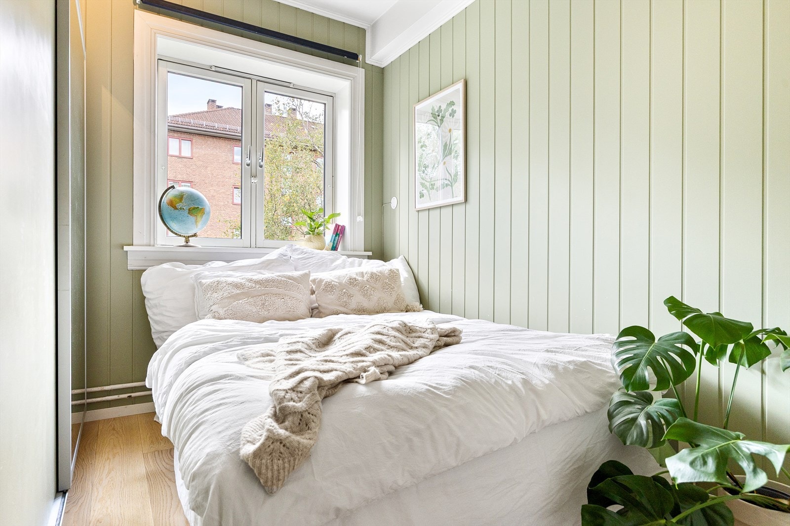 Rommet har også rikelig med oppbevaringsplass i en romslig skyvedørsgarderobe. Galleribilde