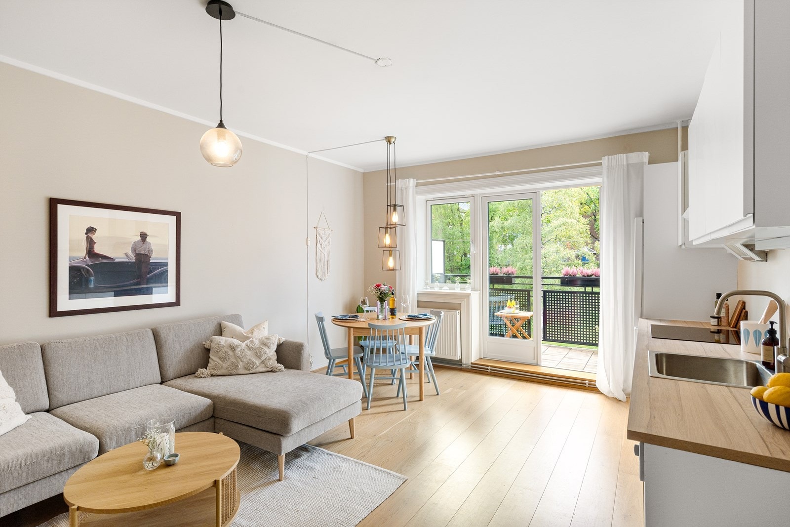 Stuen er lys og luftig med store vindusflater som gir rikelig med naturlig lys, og god takhøyde på 2,69 m. Galleribilde