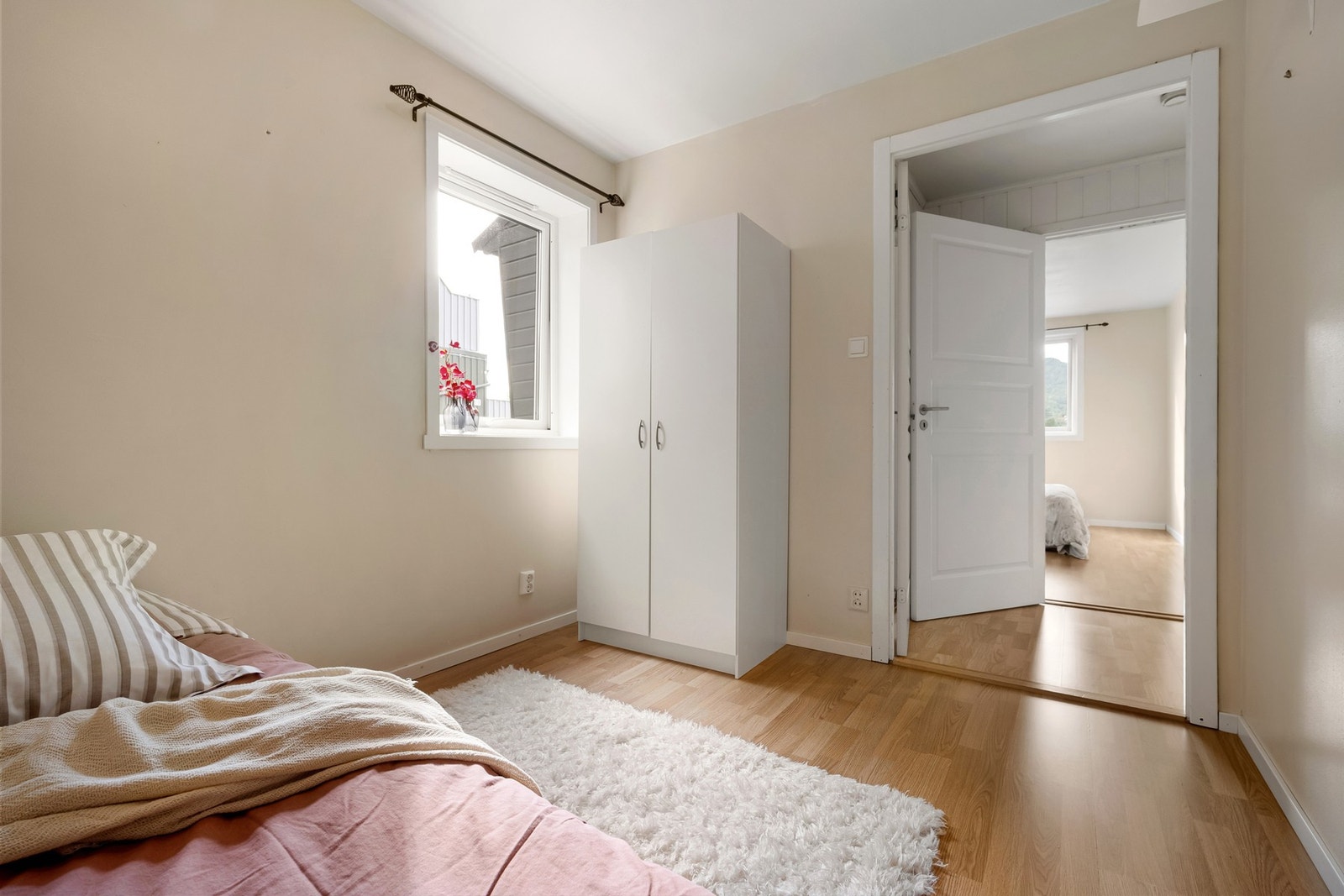 Flere soverom gir mulighet for kontor, gjesterom eller barnerom. Galleribilde