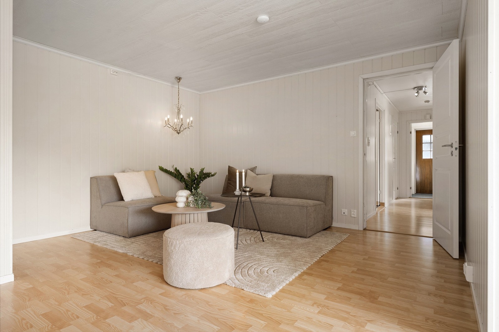 Stuen har komfortabelt med plass til sofa, sittegruppe og TV-løsning Galleribilde