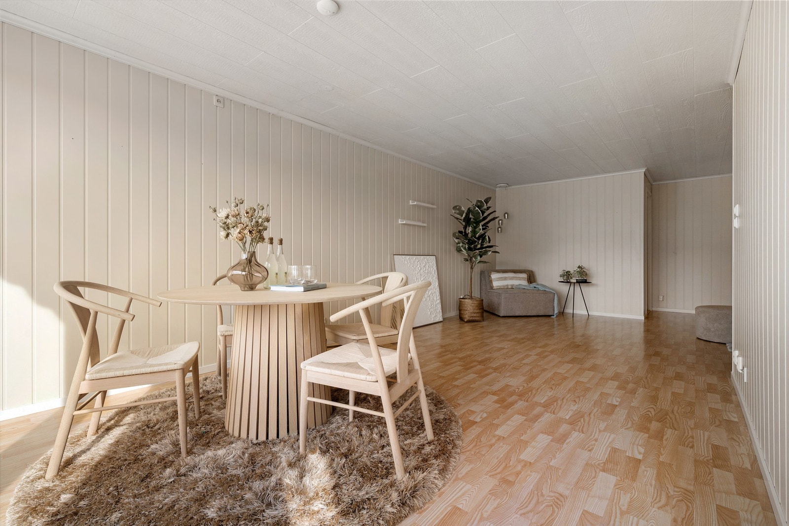 Spiseplass for bord og stoler - perfekt for måltider med familie og venner Galleribilde