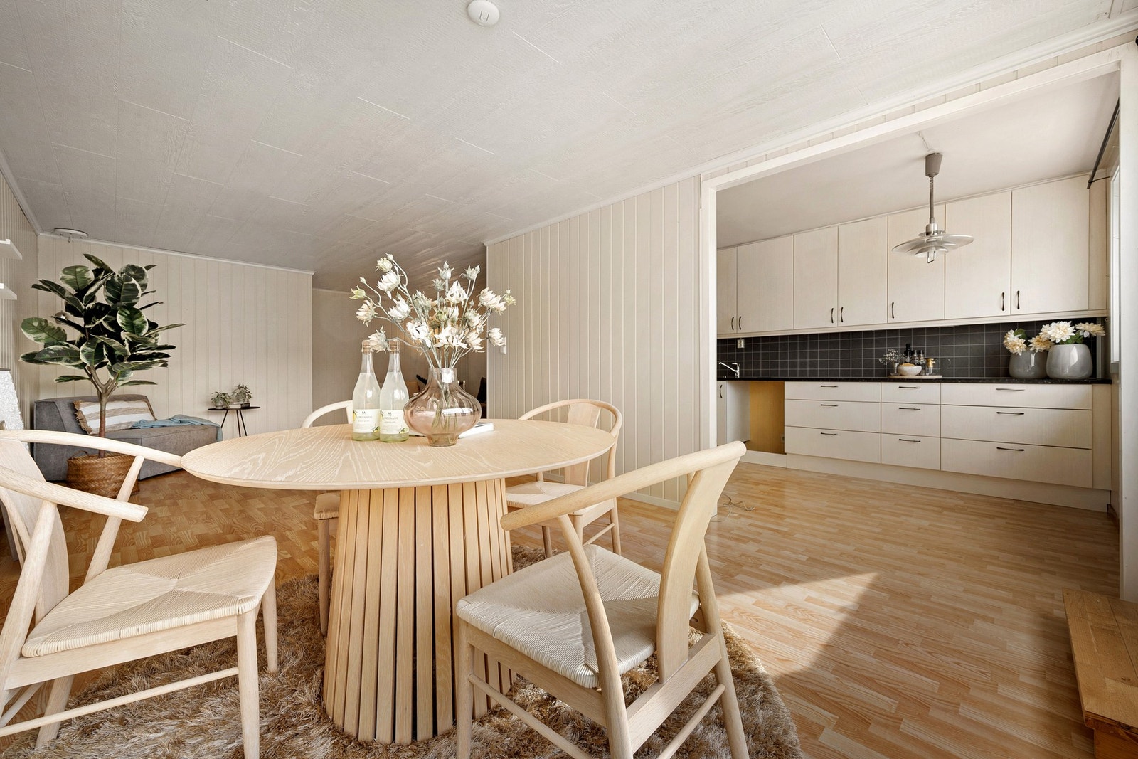 Delvis åpen løsning mellom kjøkken og spiseplass Galleribilde