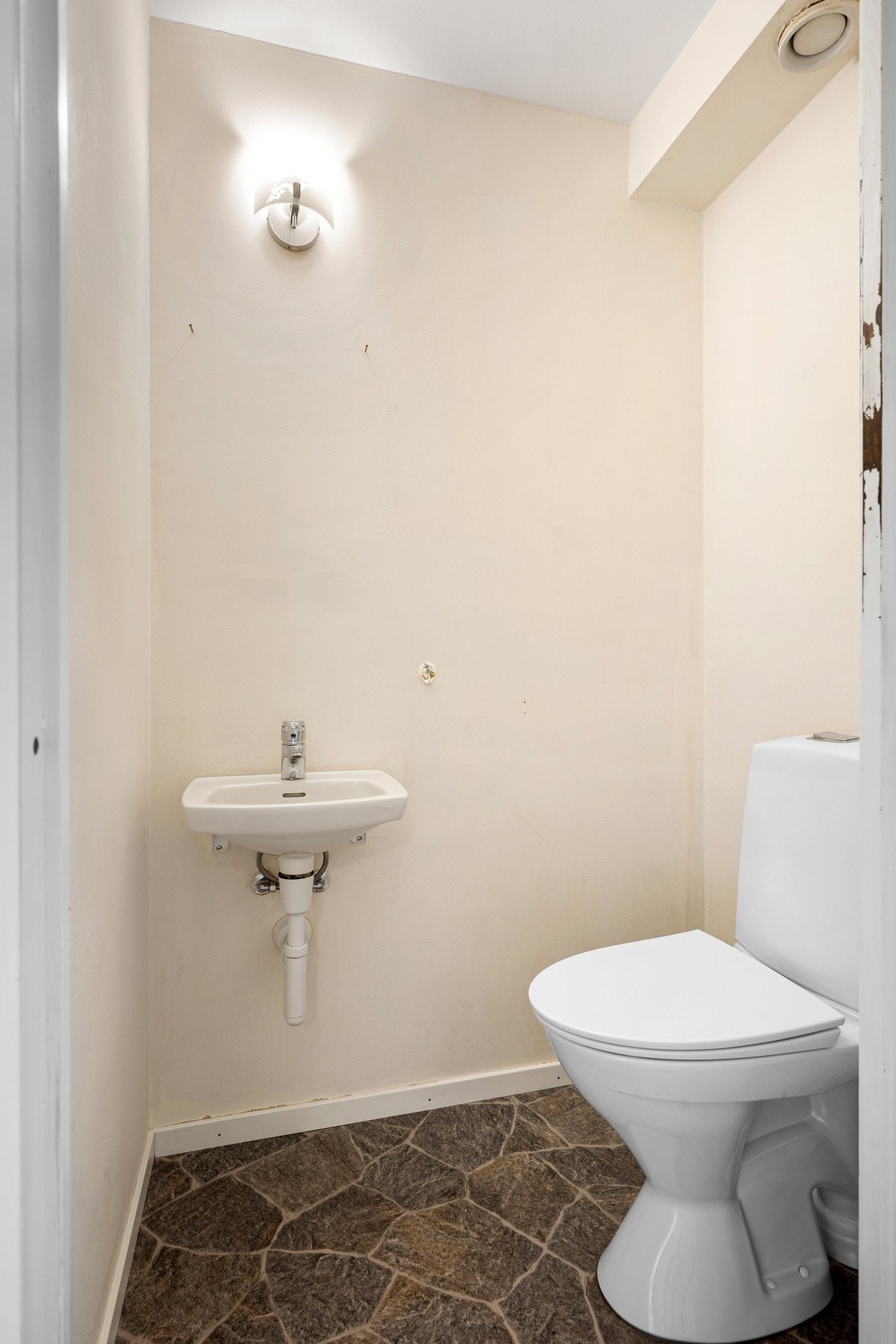 Separat toalettrom med servant og toalett Galleribilde